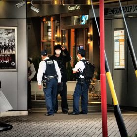 学生が警察官に職務質問　愛知　名古屋　写真撮影　動画撮影　カメラマン